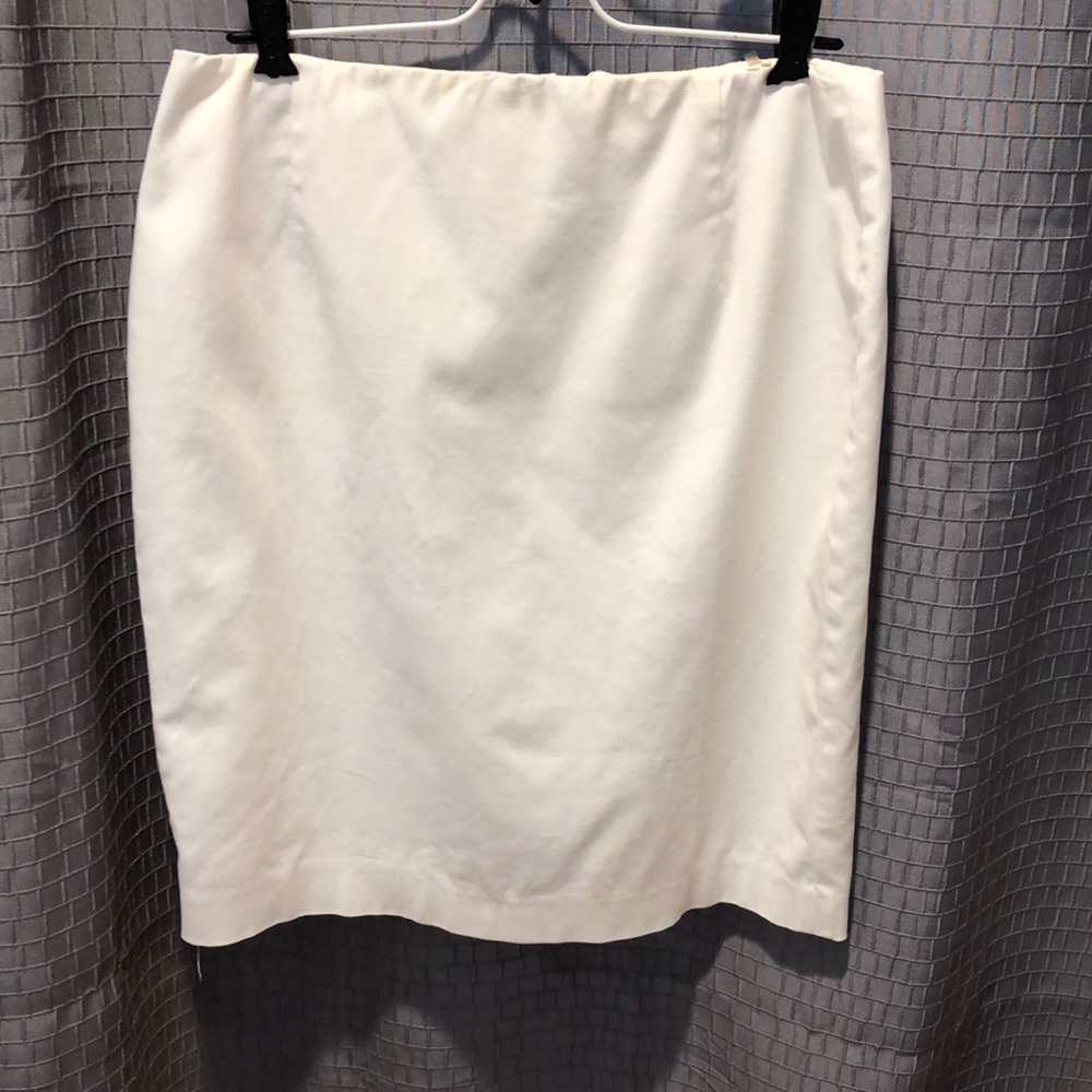 White Tahari skirt with back exposed zipper